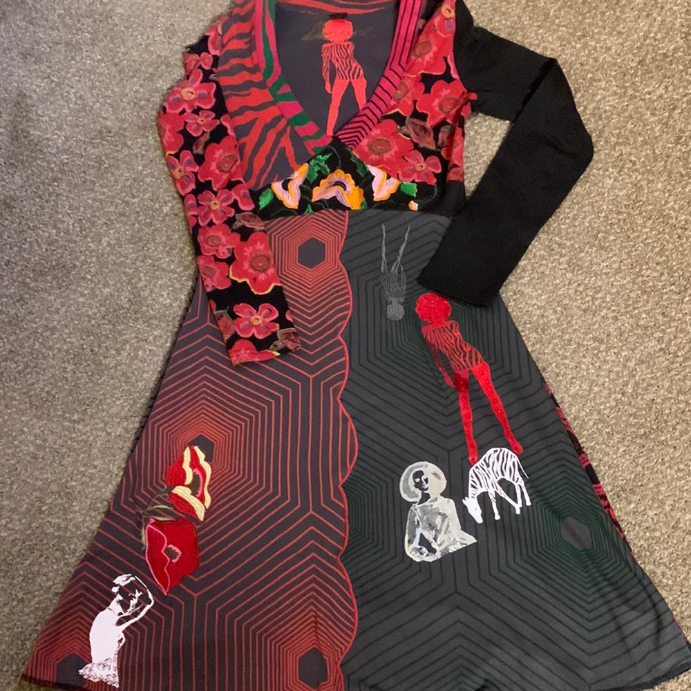 This is a Desigual dress I love it, but it’s too big for me